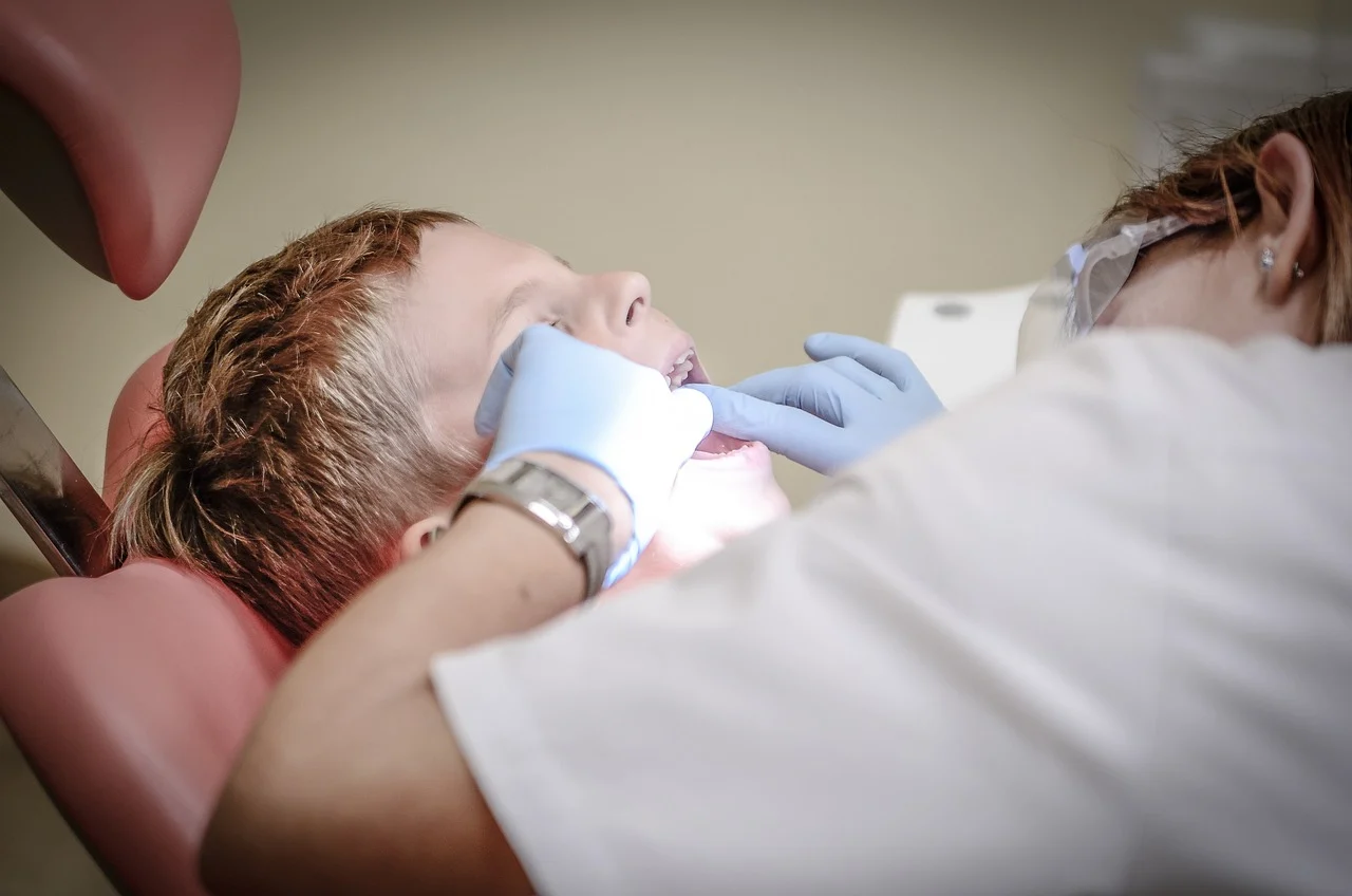 cat dureaza un implant dentar