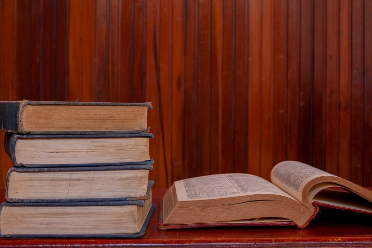 Cum structurezi corect o lucrare de licență la drept?